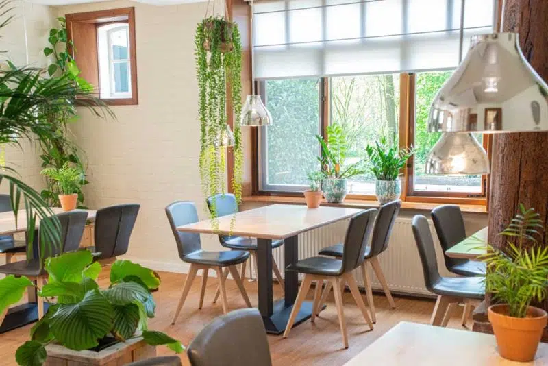 Sfeervolle eetkamer bij Land of Now